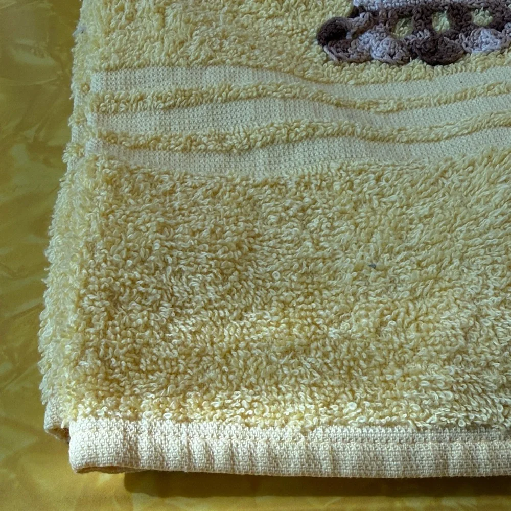 1970’s Cannon Floral Basket Embroidered Bath Towel. Granny Core. Made in USA.